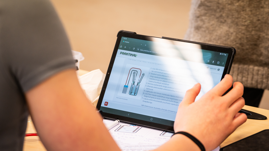 Õpilane kasutab Praktikali õppematerjale tahvelarvutis ja paberil