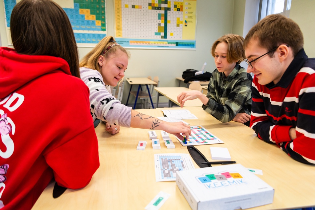 Keemia lauamäng "Nutikas Keemik"